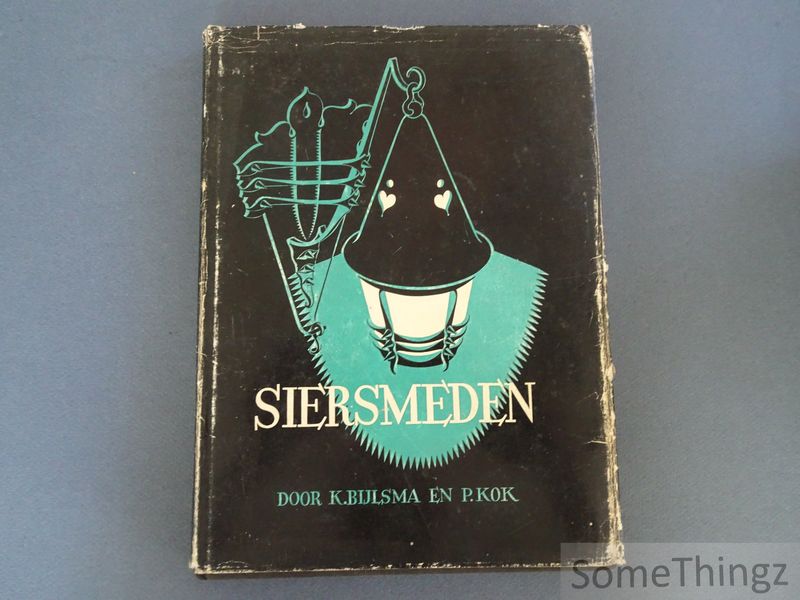 Cover van Siersmeden. Een serie voorbeelden met toelichting voor smeden, tevens leidraad bij het zelf ontwerpen en maken van siersmeedwerk.