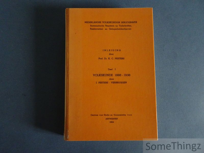 Cover van Volkskunde 1888-1938. [Nederlandse Volkskundige Bibliografie. Deel I.] [Met opdracht van K.C. Peeters.]