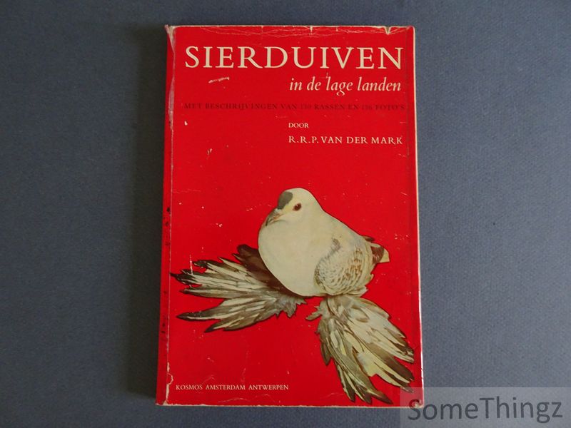 Cover van Sierduiven in de lage landen, met beschrijvingen van 130 rassen en 136 foto's.