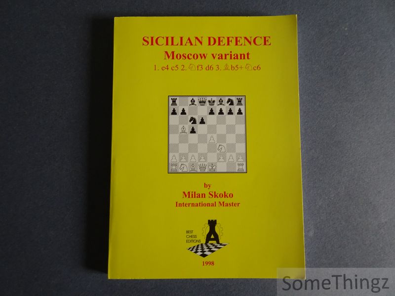 Cover van Sicilian defence. Moscow variant 1. e4 c5 2. knight f3 d6 3. pawn b5 + knight c6.