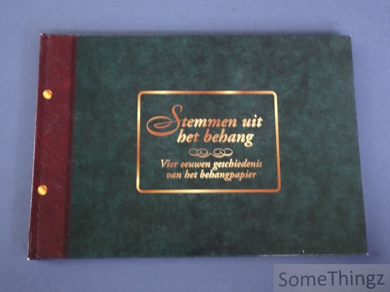 Cover van Stemmen uit het behang : vier eeuwen geschiedenis van het behangpapier.