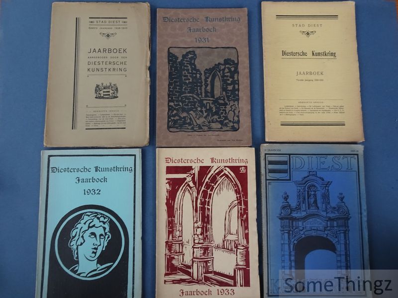 Cover van Jaarboek aangeboden door den Diestersche Kunstkring. Eerste Jaargang 1928-1929 / Tweede Jaargang 1929-1930 / Derde Jaargang 1930-1931 / Vierde Jaargang 1931-1932 / Vijfde Jaargang 1932-1933 / 9e Jaarboek: 1937-1938.