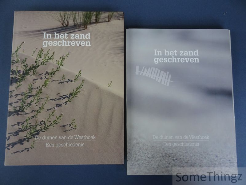 Cover van In het zand geschreven : de duinen van de Westhoek : een geschiedenis. [2 delen in foedraal.]