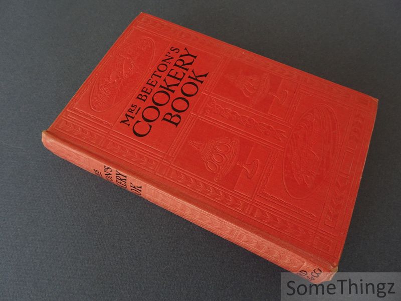 Cover van Mrs. Beeton's cookery book. All about cookery, household work, marketing, trussing, carving, etc. Fully illustrated with coloured and photographic plates.