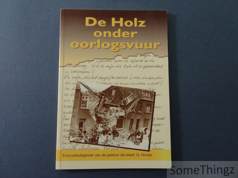 Cover van De Holz onder oorlogsvuur. Evacuatiedagboek van de pastoor die bleef: G. Honee.