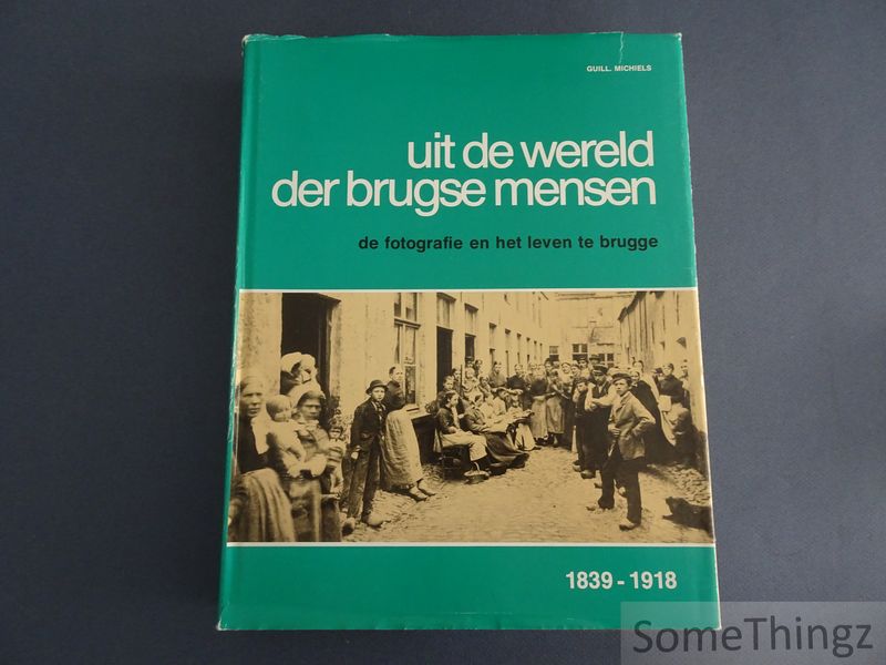 Cover van Uit de wereld der Brugse mensen. De fotografie en het leven te Brugge 1839-1918. Met een bijdrage over de vrijmetselarij door drs. W.P. Dezutter