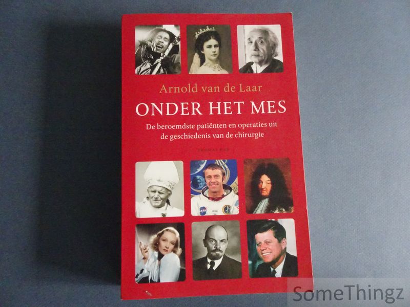 Cover van Onder het mes. De beroemdste patiënten en operaties uit de geschiedenis van de chirurgie.