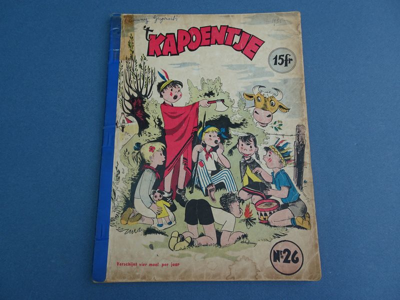 Cover van t Kapoentje. Verschijnt vier maal per jaar. [Album] nr. 26. Kosteloos wekelijks bijvoegsel bij 'Het Volk'. nr. 14 (7 april 1955) tot en met nr. 26 (30 juni 1955).