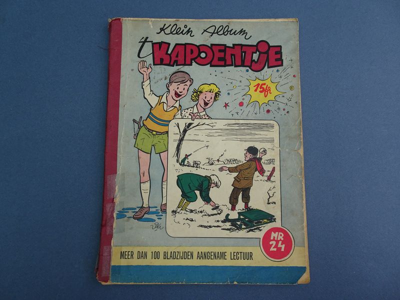 Cover van t Kapoentje. Klein Album nr. 24. Kosteloos wekelijks bijvoegsel bij 'Het Volk'. nr. 40 (7 oct 1954) tot en met nr. 52 (30 dec.1954).